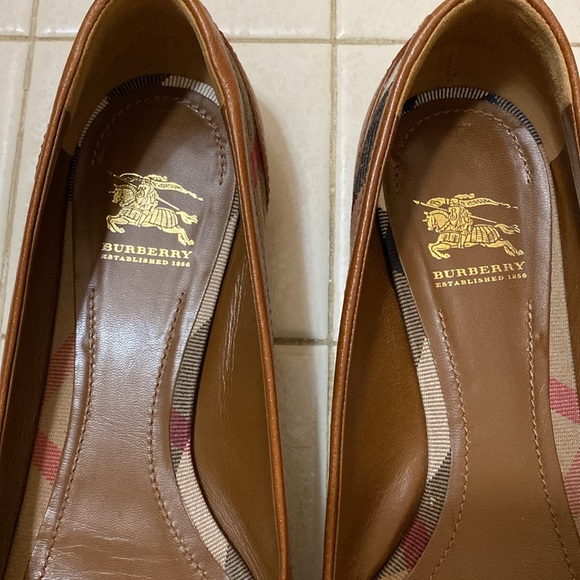 Authentic Burberry check print flats - Picture 4 of 7